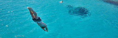 Man diving into azur sea